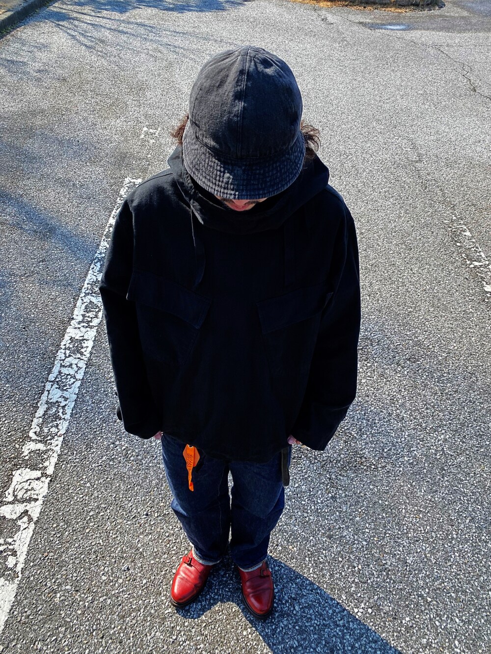 レッド系のブーツを着用したメンズの冬コーディネートの5枚目の写真