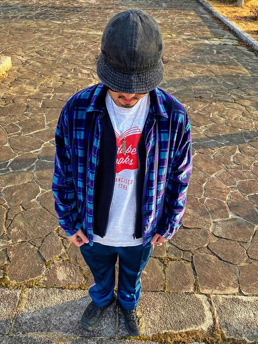 ブラック系のスニーカー、ブルー系のその他パンツ、ブルー系のジャケット/アウターを着用したメンズの春コーディネートの3枚目の写真