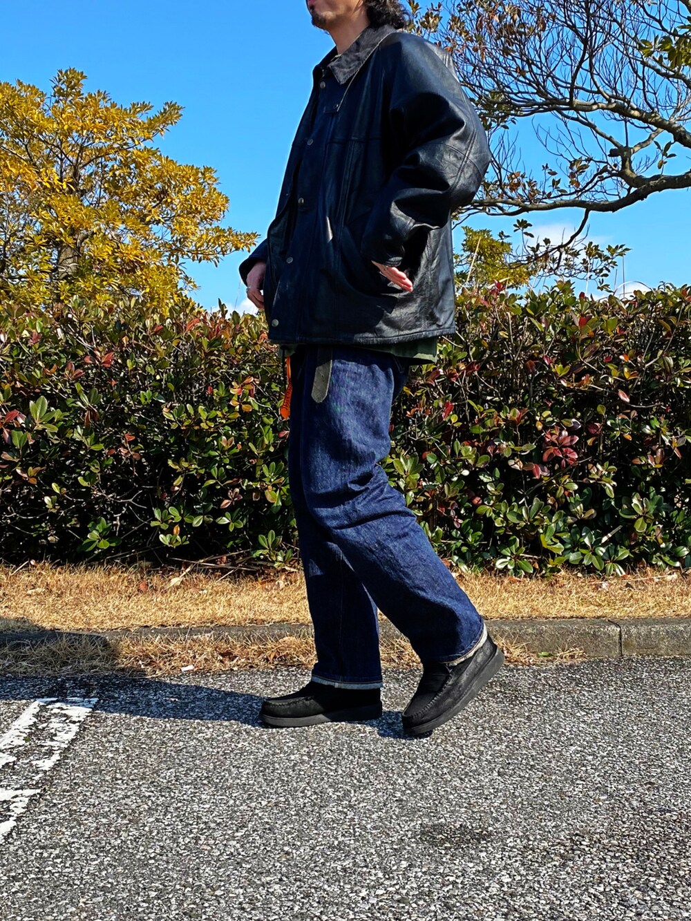 ブラック系のその他アウター、ブラック系のローファーを着用したメンズの冬コーディネートの2枚目の写真