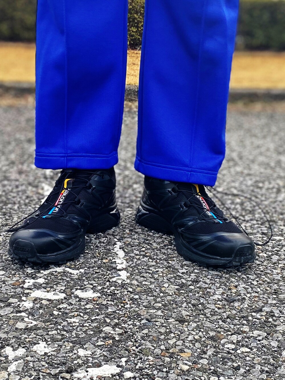 ブラック系のスニーカー、ブルー系のパンツ、グレー系のシャツ/ブラウスを着用したメンズの春コーディネートの3枚目の写真