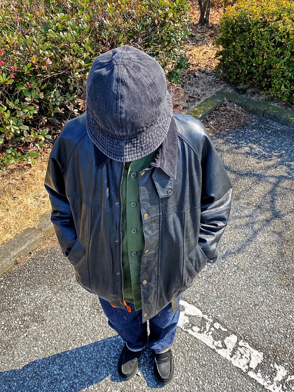 ブラック系のその他アウター、ブラック系のローファーを着用したメンズの冬コーディネートの5枚目の写真