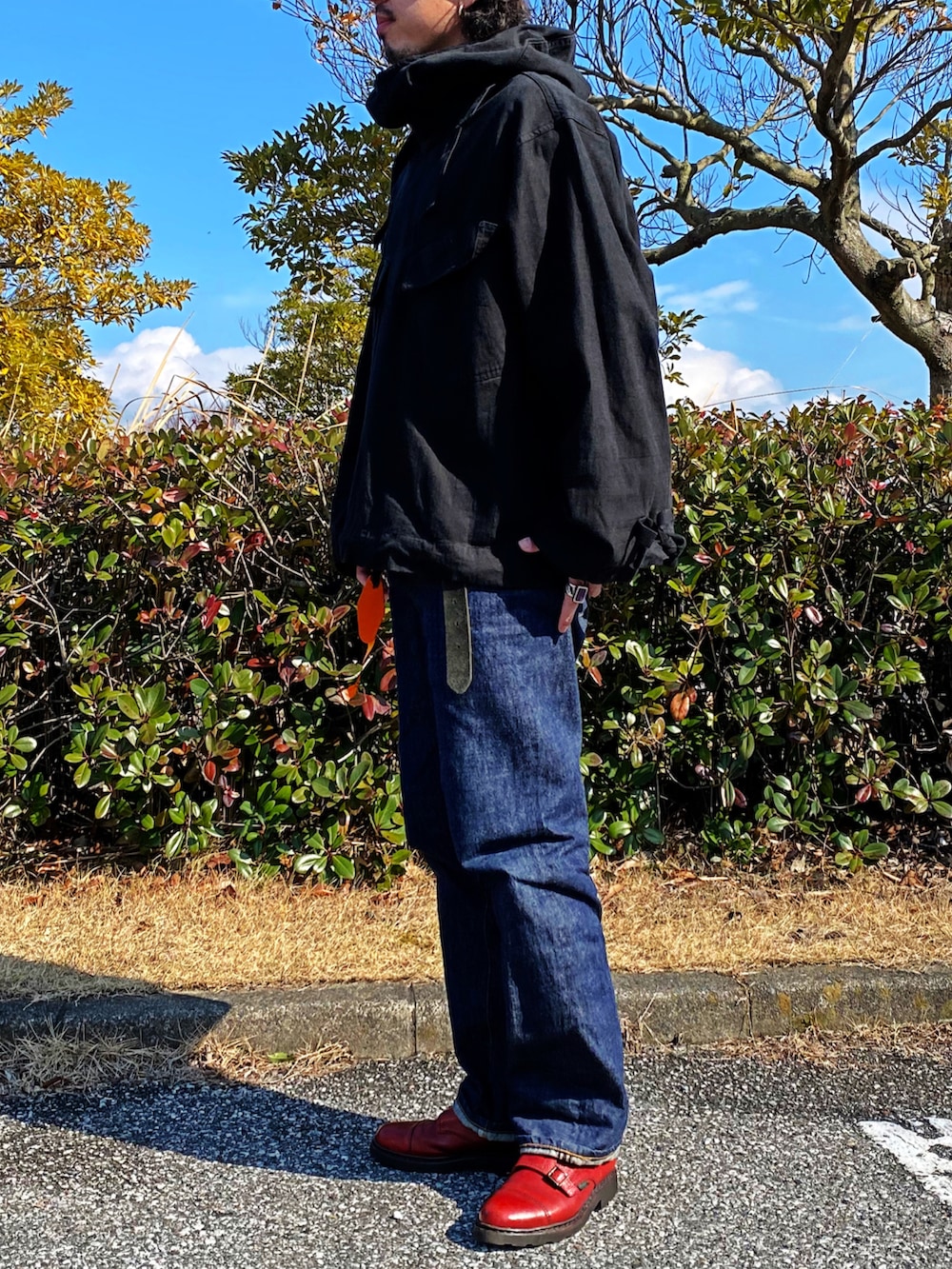 レッド系のブーツを着用したメンズの冬コーディネートの2枚目の写真