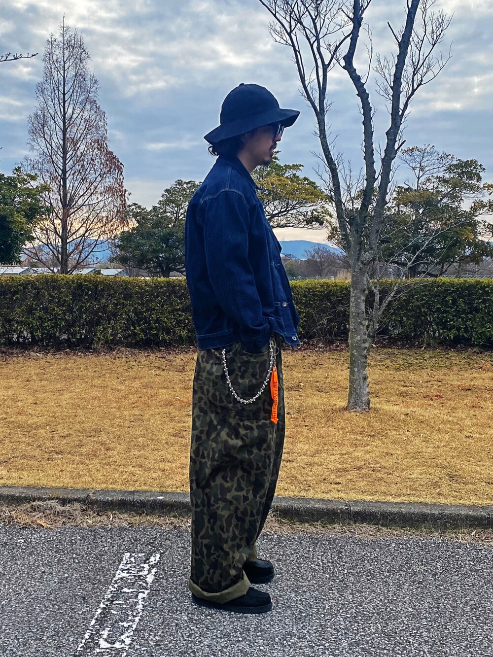 グリーン系のサロペット/オーバーオール、ブラック系のローファー、ブルー系のデニムジャケットを着用したメンズの春コーディネートの2枚目の写真