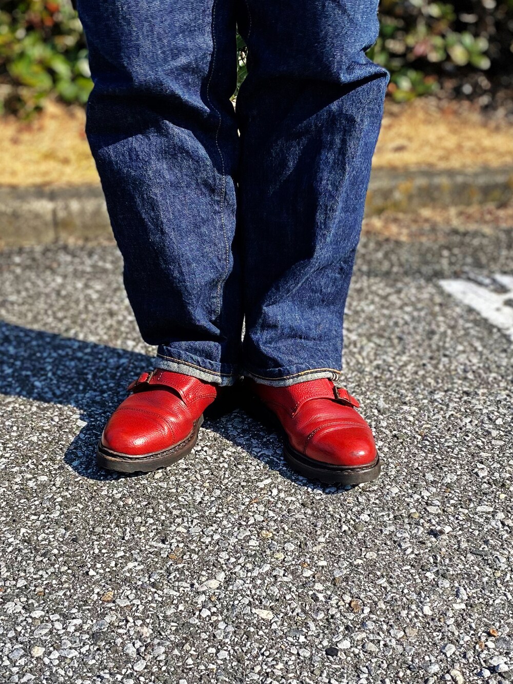 レッド系のブーツを着用したメンズの冬コーディネートの3枚目の写真