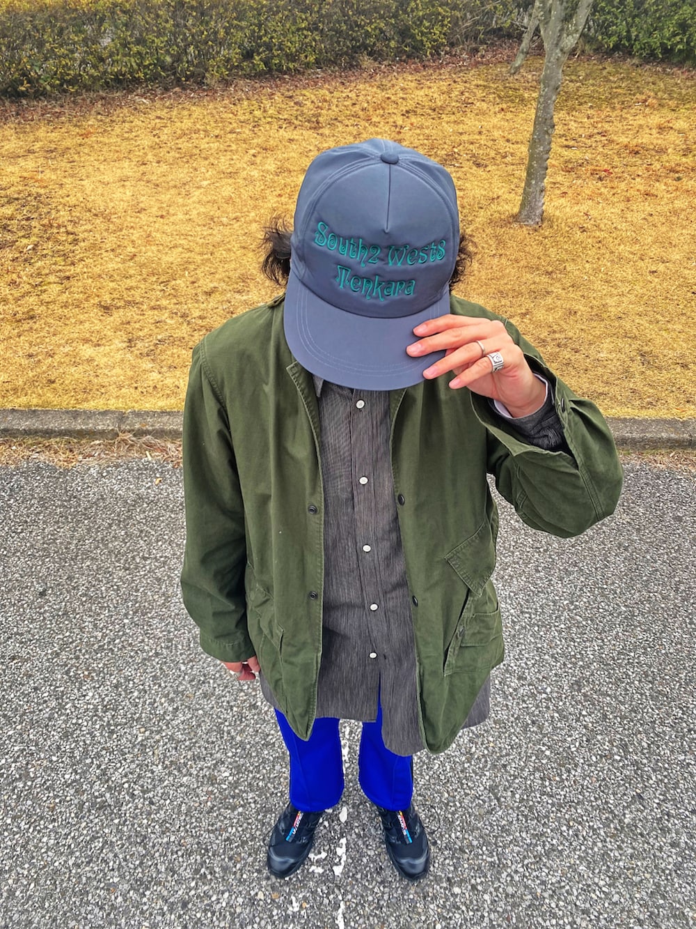 ブラック系のスニーカー、ブルー系のパンツ、グレー系のシャツ/ブラウスを着用したメンズの春コーディネートの5枚目の写真