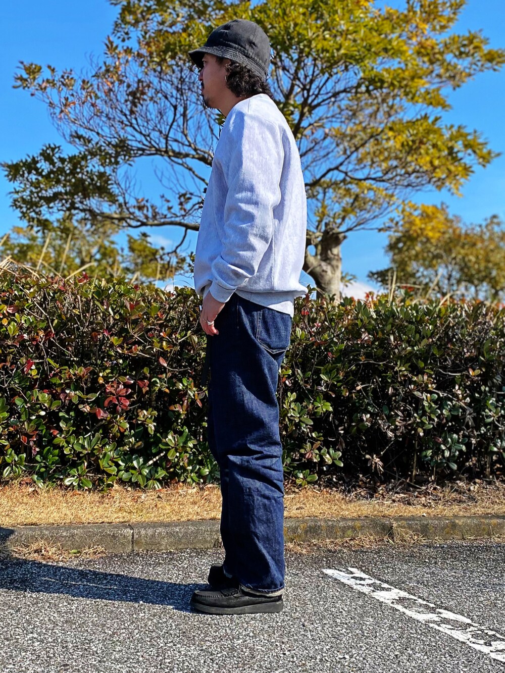 グレー系のスウェット、ブラック系のローファーを着用したメンズの冬コーディネートの2枚目の写真