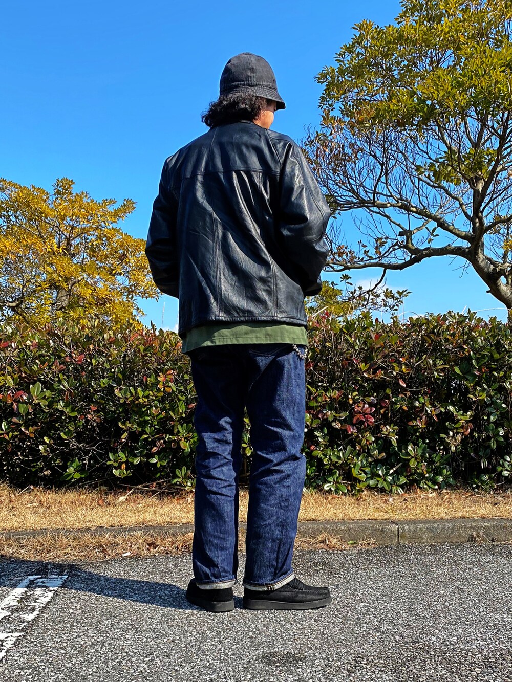 ブラック系のその他アウター、ブラック系のローファーを着用したメンズの冬コーディネートの3枚目の写真