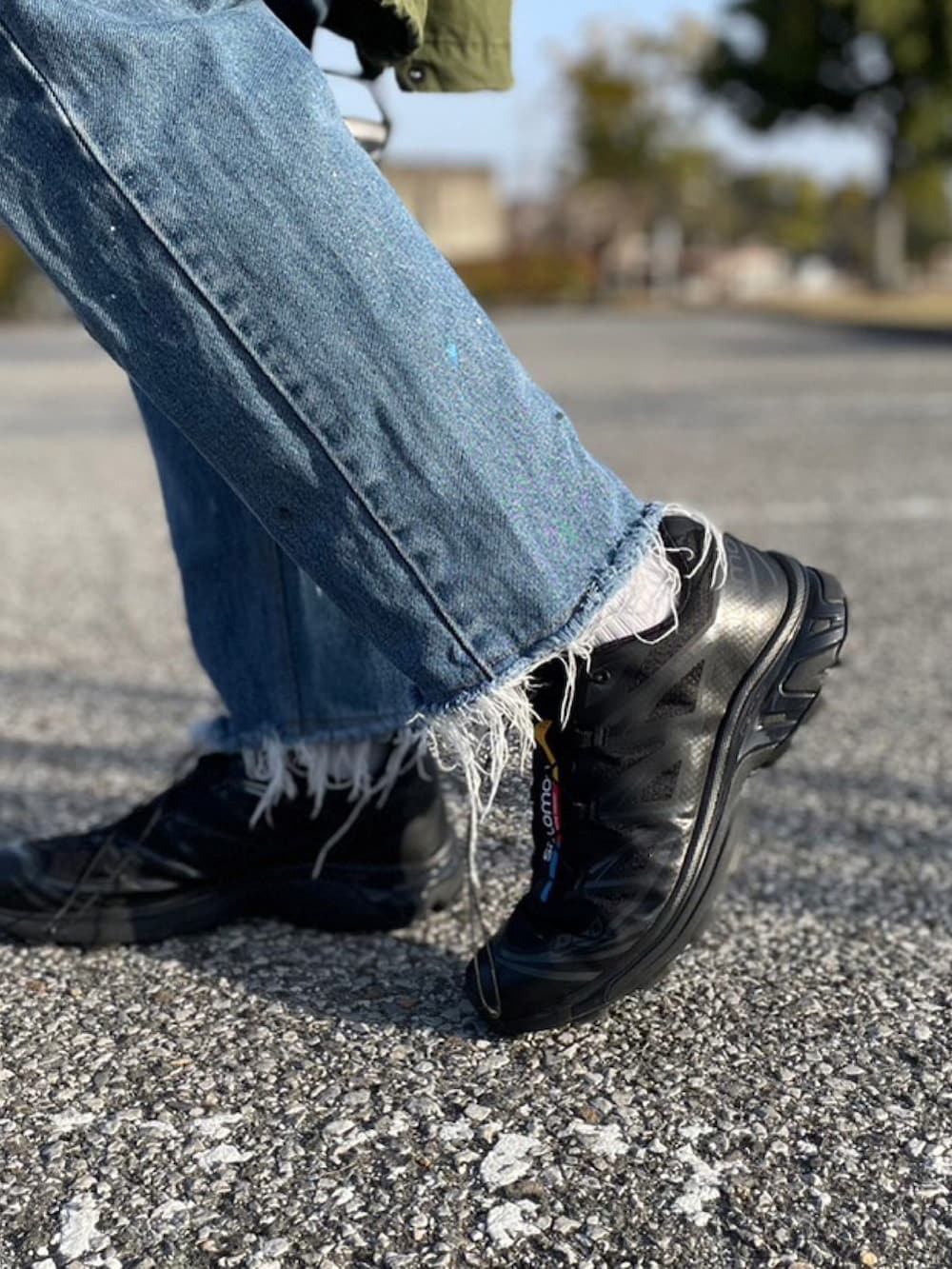 グレー系のシャツ/ブラウス、ブルー系のデニムパンツ、ブラック系のスニーカーを着用したメンズの春コーディネートの4枚目の写真