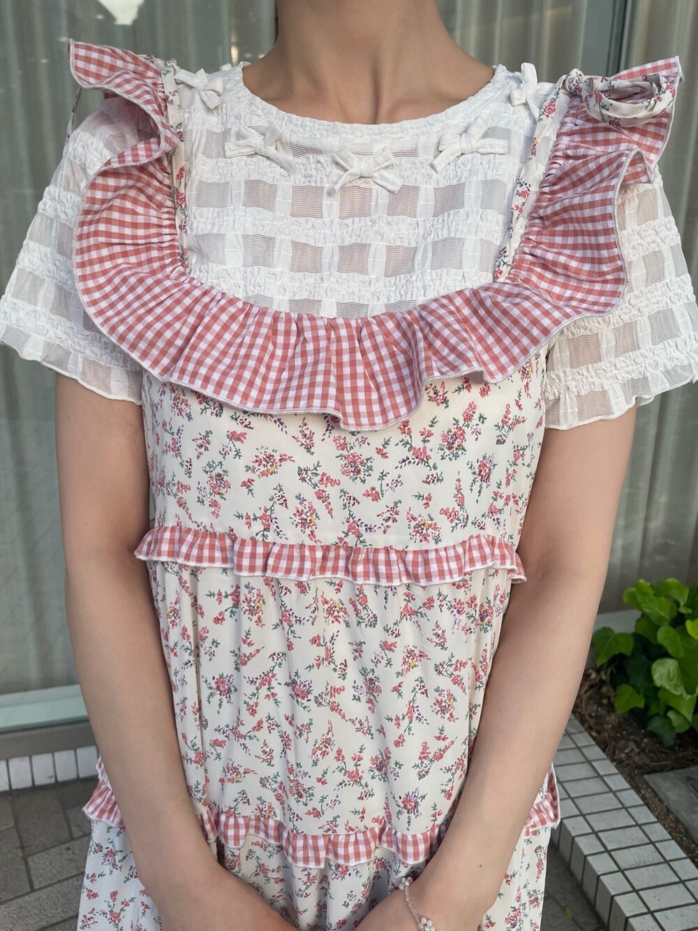 ピンク系のワンピース、ホワイト系のTシャツ/カットソー、ホワイト系のトートバッグを着用したレディースの春コーディネートの8枚目の写真