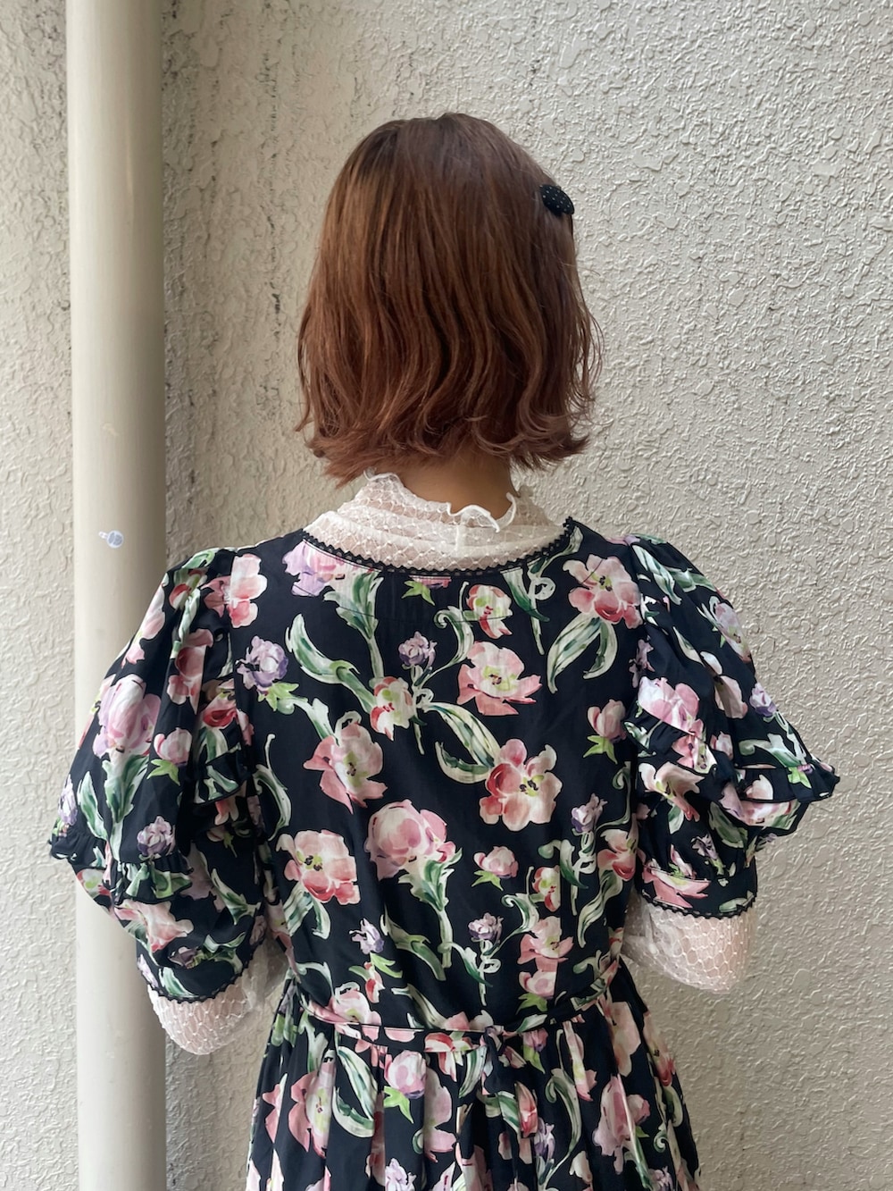 ブラック系のワンピース、ブラウン系のショルダーバッグ、ホワイト系のTシャツ/カットソーを着用したレディースの春コーディネートの5枚目の写真