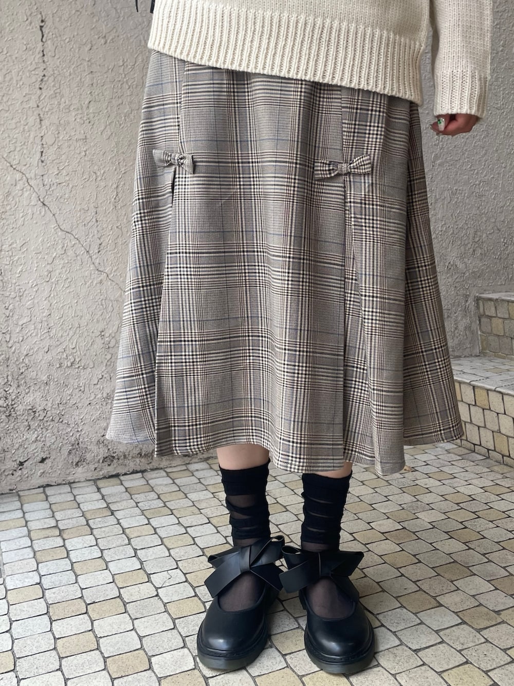 ホワイト系のニット/セーター、その他のスカート、ブラック系のショルダーバッグを着用したレディースの秋コーディネートの7枚目の写真