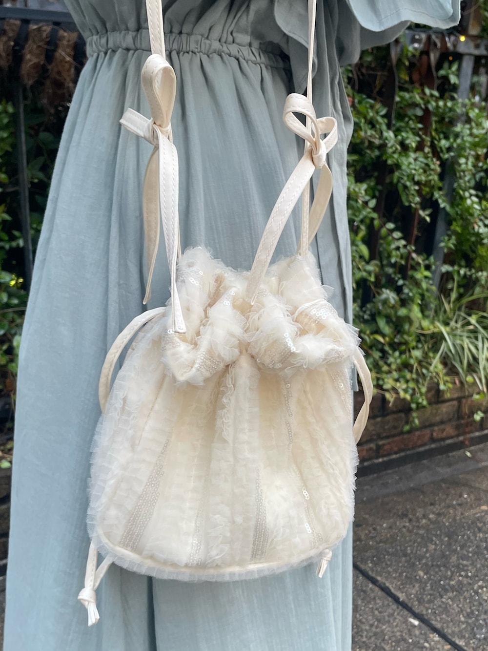 ホワイト系のバレエシューズ、ホワイト系のショルダーバッグ、ホワイト系のTシャツ/カットソーを着用したレディースの春コーディネートの6枚目の写真