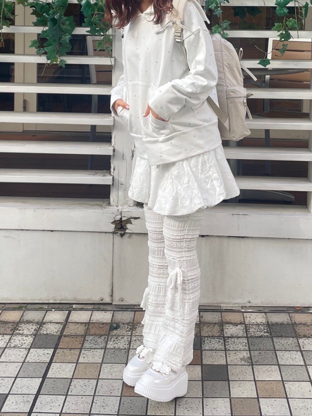 ホワイト系のスウェット、ホワイト系のスカート、ホワイト系のその他パンツを着用したレディースの冬コーディネートの4枚目の写真