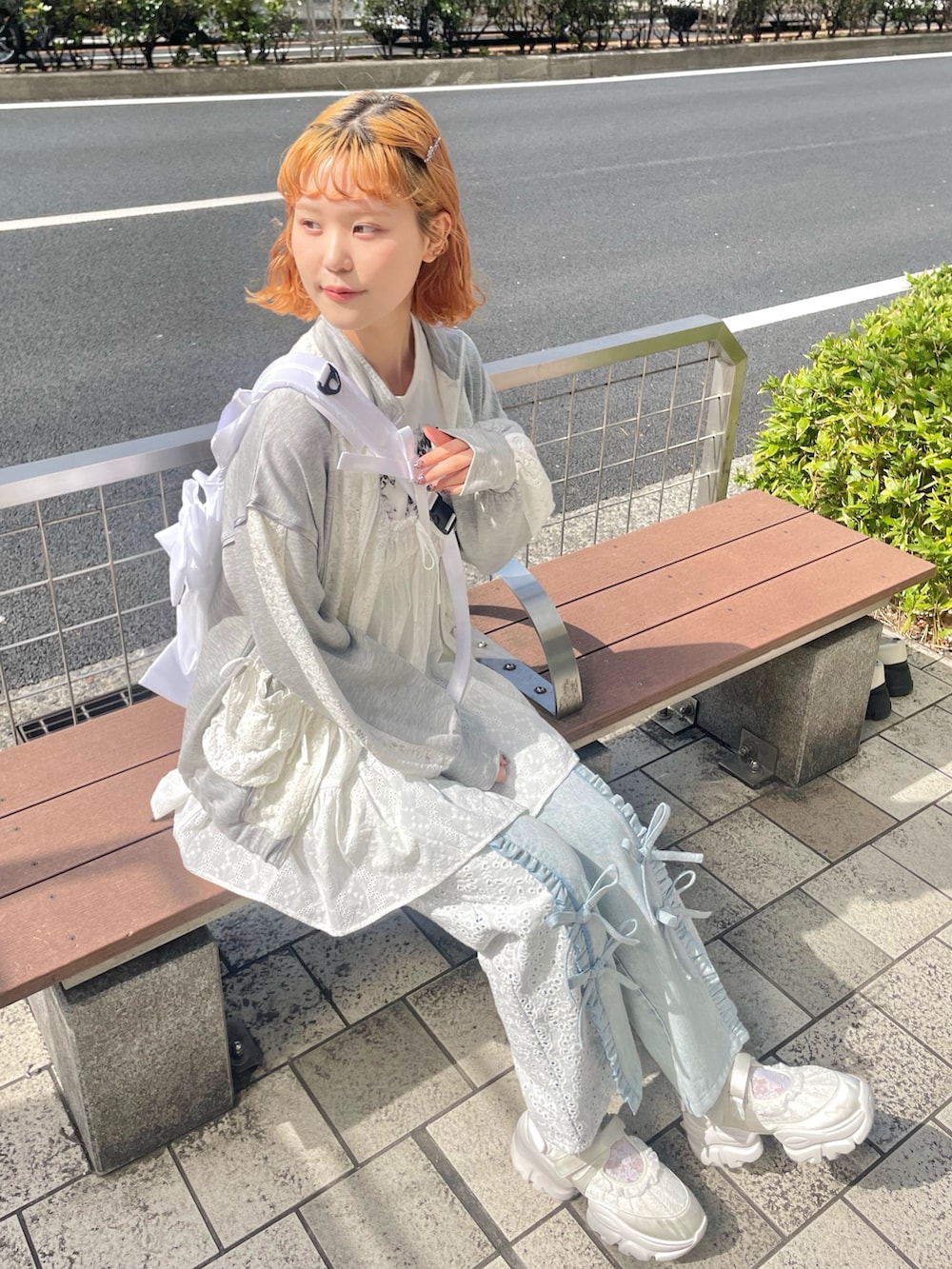 ホワイト系のキャミソール、グレー系のジャージ、ホワイト系のスニーカーを着用したレディースの春コーディネートの8枚目の写真