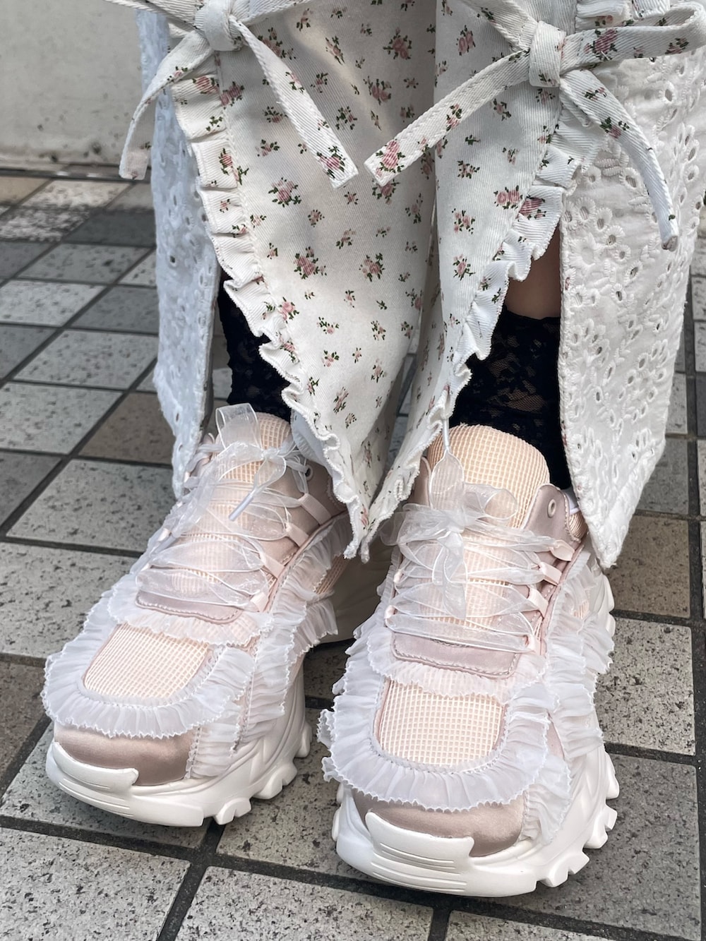 ホワイト系のスカート、その他のデニムパンツ、ピンク系のスニーカーを着用したレディースの春コーディネートの7枚目の写真