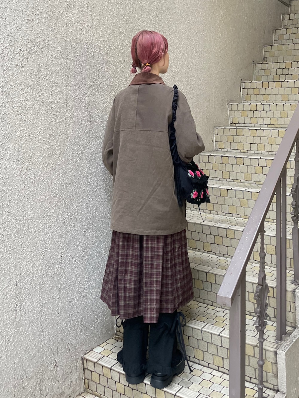 ブラック系のサンダル、ブラウン系のワンピース、ブラウン系のブルゾンを着用したレディースの秋コーディネートの4枚目の写真