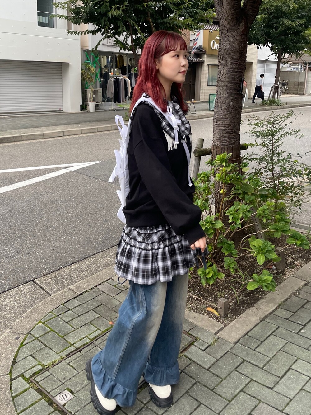 ホワイト系のショルダーバッグ、ブラック系のワンピース、ブラック系のスウェットを着用したレディースの秋コーディネートの3枚目の写真