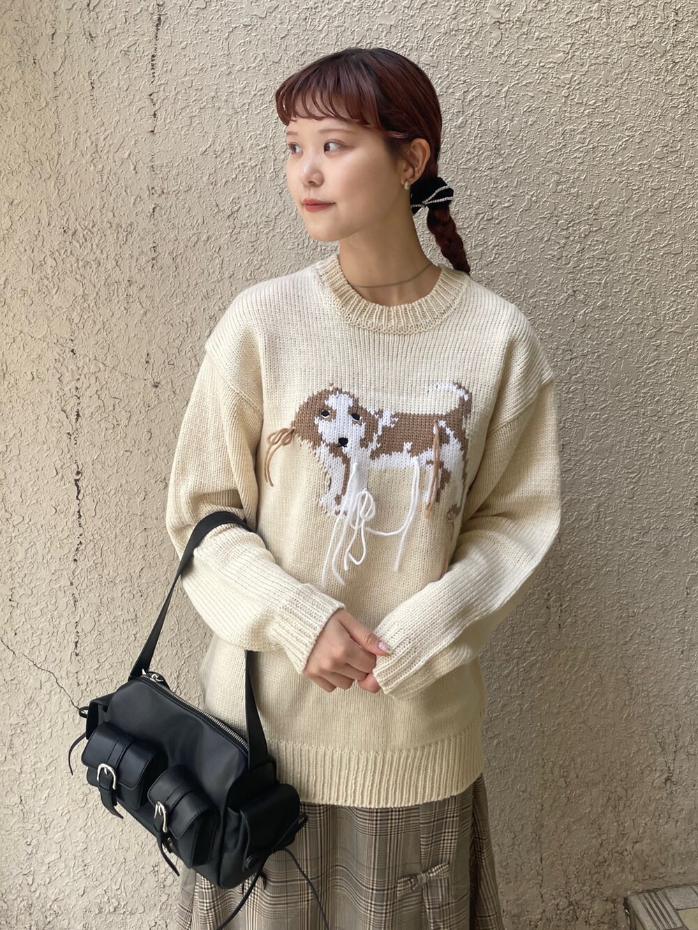 ホワイト系のニット/セーター、その他のスカート、ブラック系のショルダーバッグを着用したレディースの秋コーディネートの4枚目の写真