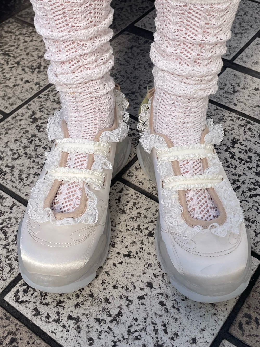 ホワイト系のキャミソール、ブルー系のシャツ/ブラウス、ホワイト系のスニーカーを着用したレディースの春コーディネートの8枚目の写真