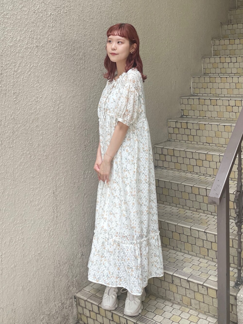 イエロー系のワンピース、ホワイト系のスニーカーを着用したレディースの夏コーディネートの3枚目の写真