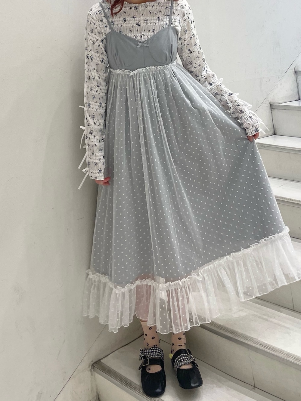 グレー系のワンピース、ホワイト系のTシャツ/カットソー、ブラック系のバレエシューズを着用したレディースの秋コーディネートの2枚目の写真