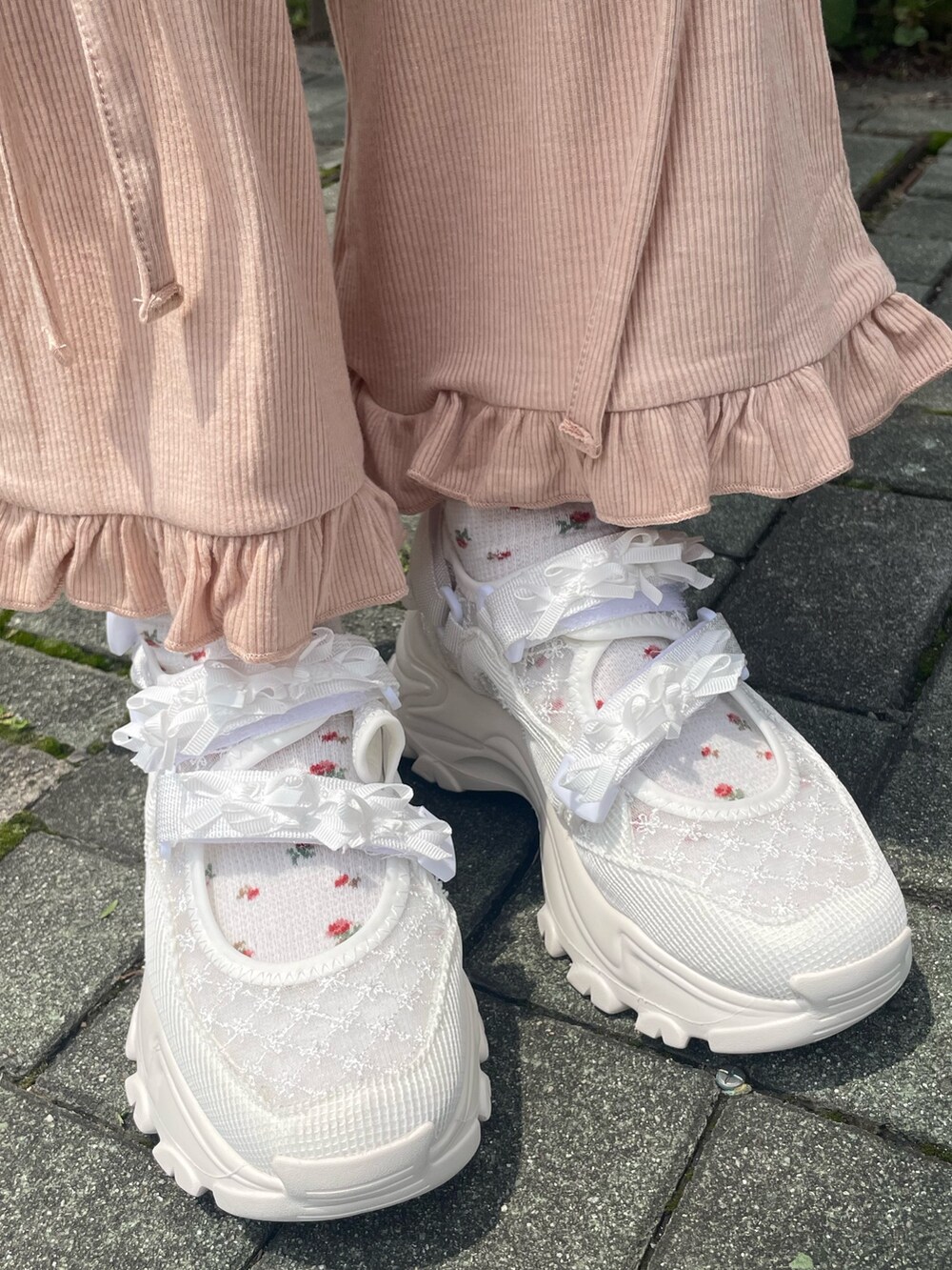 ホワイト系のスカート、ピンク系のその他パンツ、ホワイト系のスニーカーを着用したレディースの春コーディネートの6枚目の写真