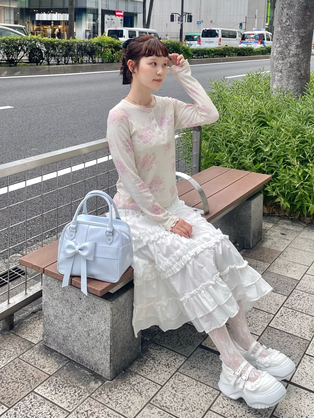 ピンク系のTシャツ/カットソー、ホワイト系のスカート、ブルー系のハンドバッグを着用したレディースの秋コーディネートの3枚目の写真