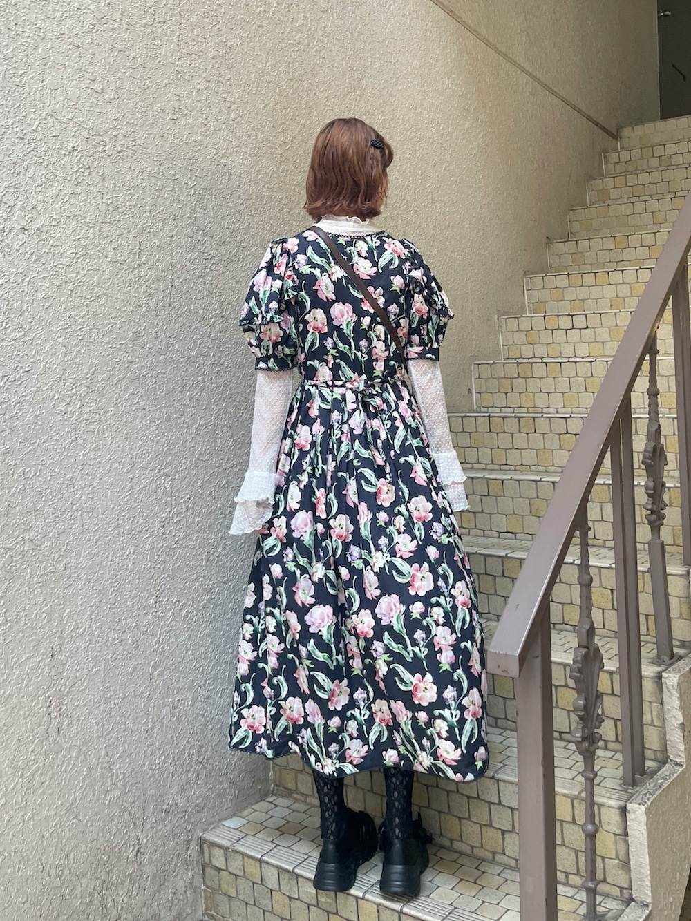 ブラック系のワンピース、ブラウン系のショルダーバッグ、ホワイト系のTシャツ/カットソーを着用したレディースの春コーディネートの3枚目の写真