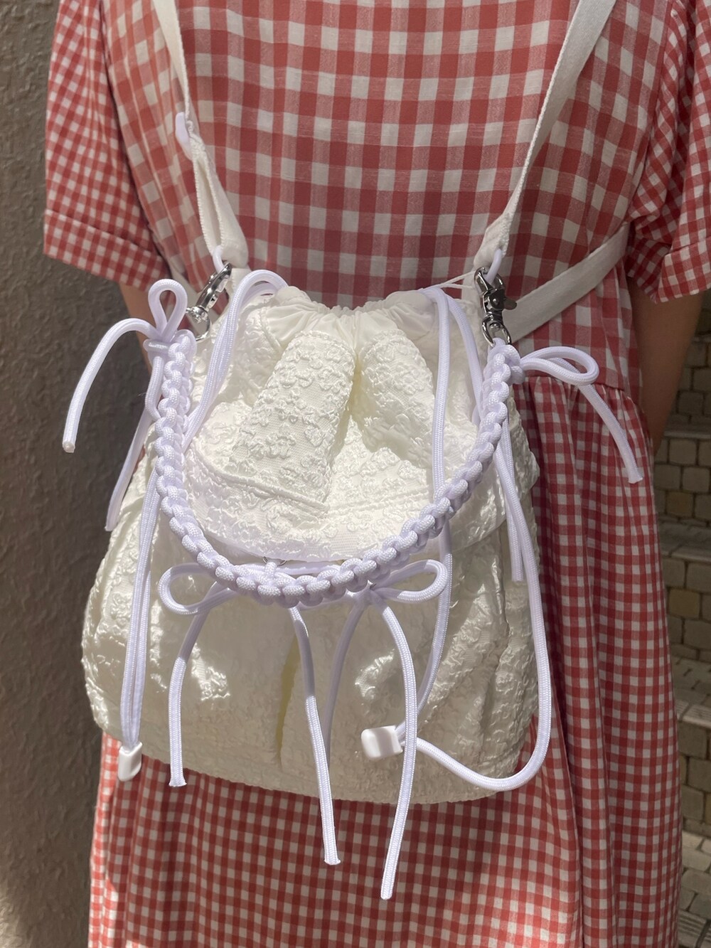 レッド系のワンピース、ホワイト系のショルダーバッグ、ホワイト系のサンダルを着用したレディースの春コーディネートの8枚目の写真