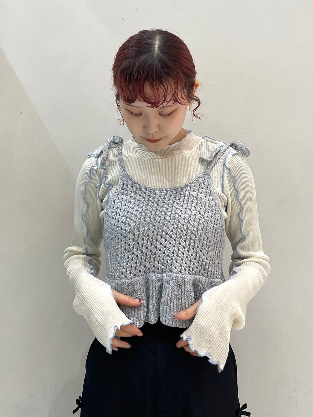 ブラック系のカーゴパンツ、ホワイト系のスニーカー、ホワイト系のTシャツ/カットソーを着用したレディースの冬コーディネートの3枚目の写真