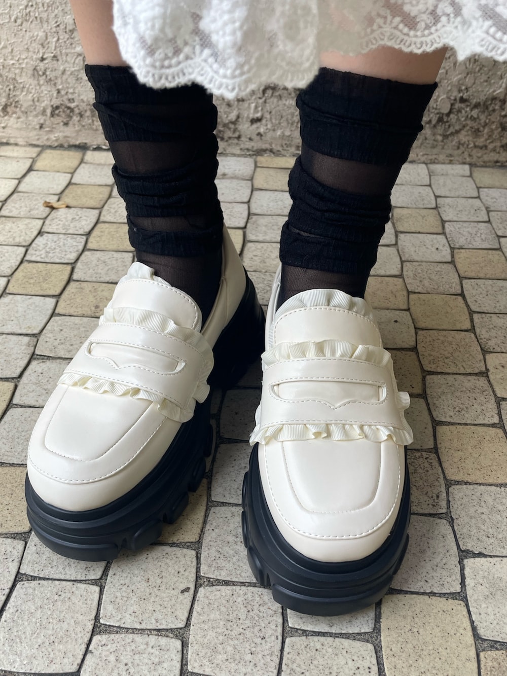 ホワイト系のシャツ/ブラウス、グレー系のスカート、ホワイト系のローファーを着用したレディースの秋コーディネートの10枚目の写真