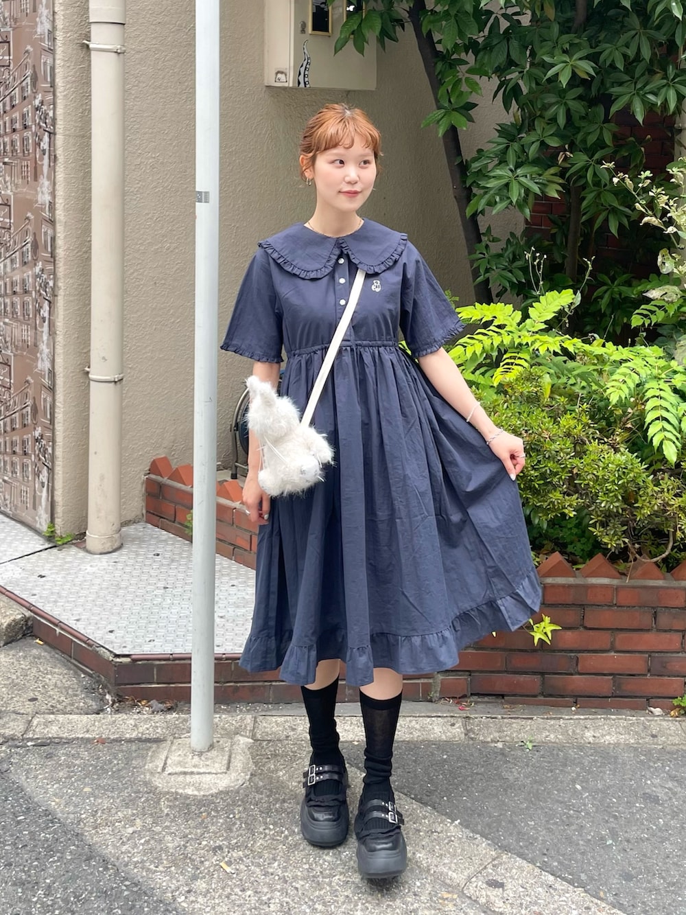 ブルー系のワンピース、ブラック系のスニーカー、ホワイト系のショルダーバッグを着用したレディースの夏コーディネートの8枚目の写真