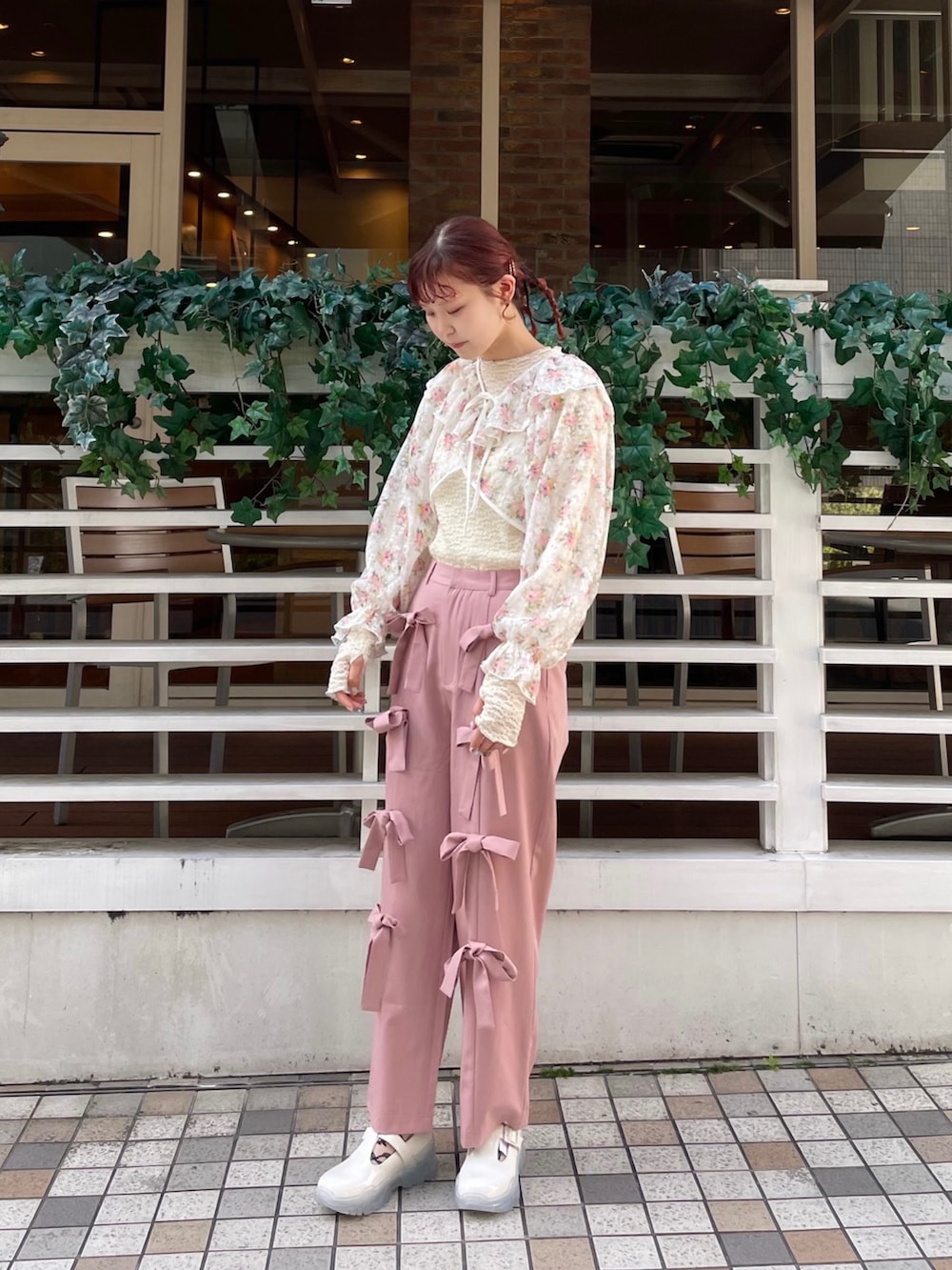 ピンク系のその他パンツ、ホワイト系のスニーカー、ホワイト系のTシャツ/カットソーを着用したレディースの春コーディネートの2枚目の写真