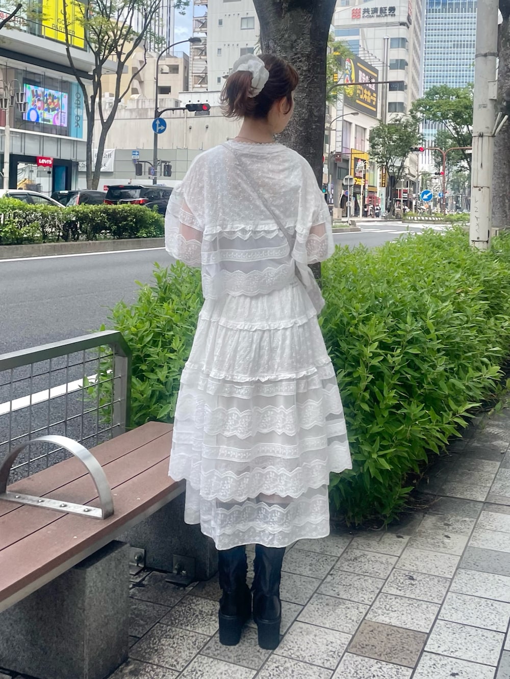 ホワイト系のシャツ/ブラウス、ホワイト系のスカート、ホワイト系のハンドバッグを着用したレディースの夏コーディネートの3枚目の写真