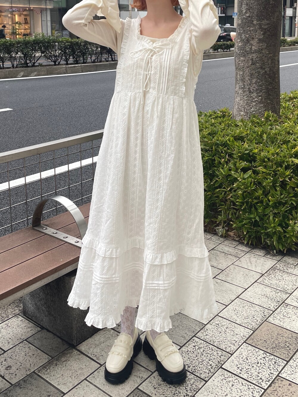 ホワイト系のワンピース、ホワイト系のTシャツ/カットソー、ホワイト系のローファーを着用したレディースの冬コーディネートの2枚目の写真