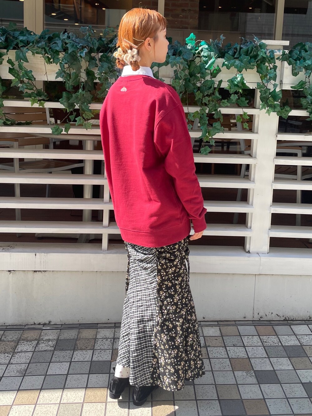 ホワイト系のシャツ/ブラウス、ブラック系のスカート、ブラック系のパンプスを着用したレディースの秋コーディネートの3枚目の写真