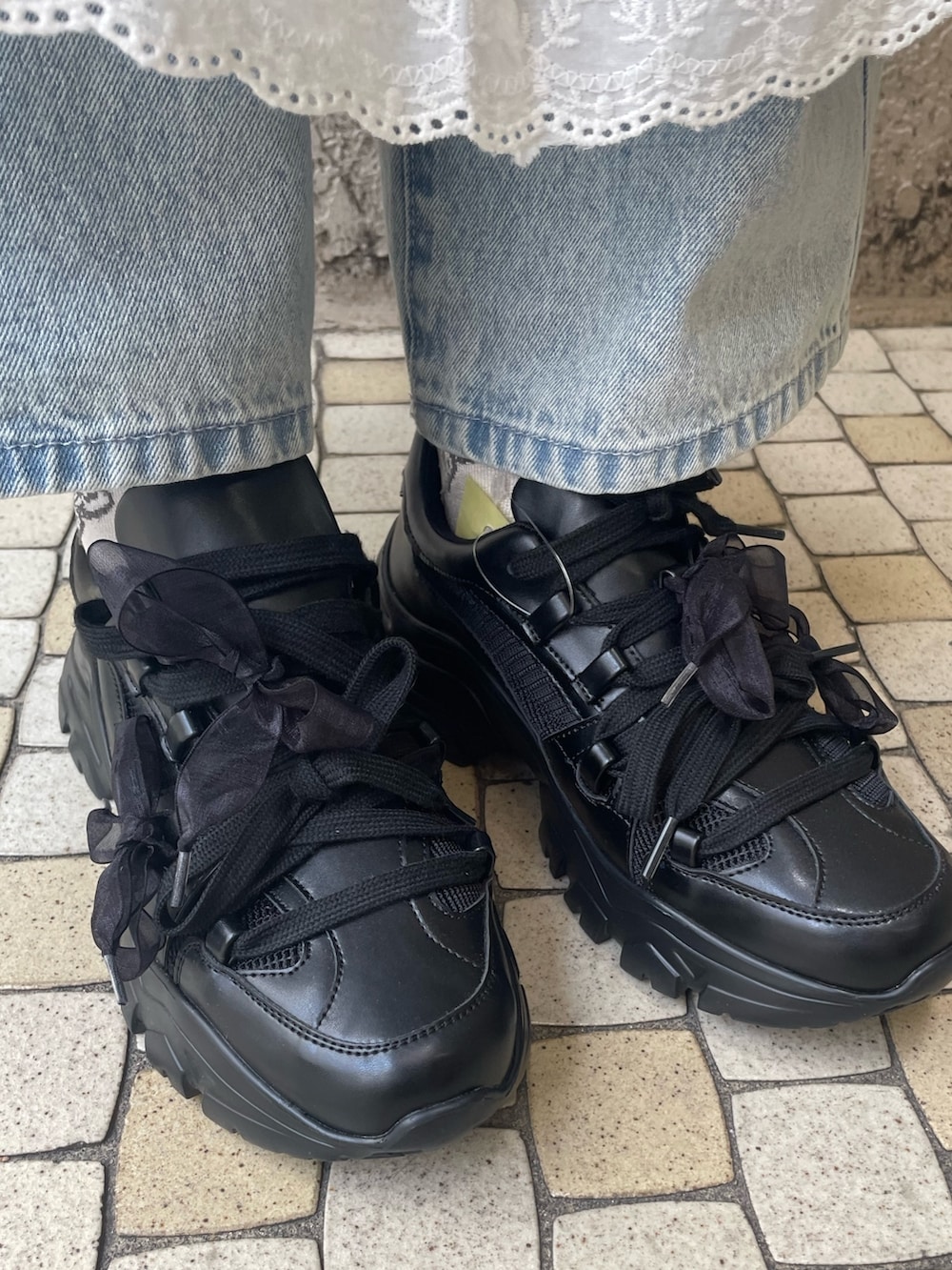 ブルー系のジャージ、ブラック系のスニーカー、ブルー系のデニムパンツを着用したレディースの春コーディネートの6枚目の写真
