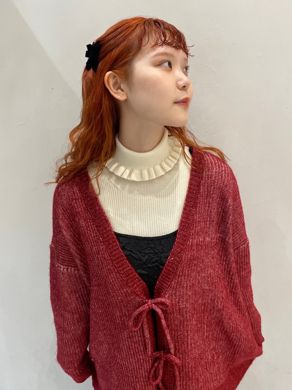 ブラック系のワンピース、レッド系のカーディガン/ボレロ、ホワイト系のニット/セーターを着用したレディースの秋コーディネートの4枚目の写真