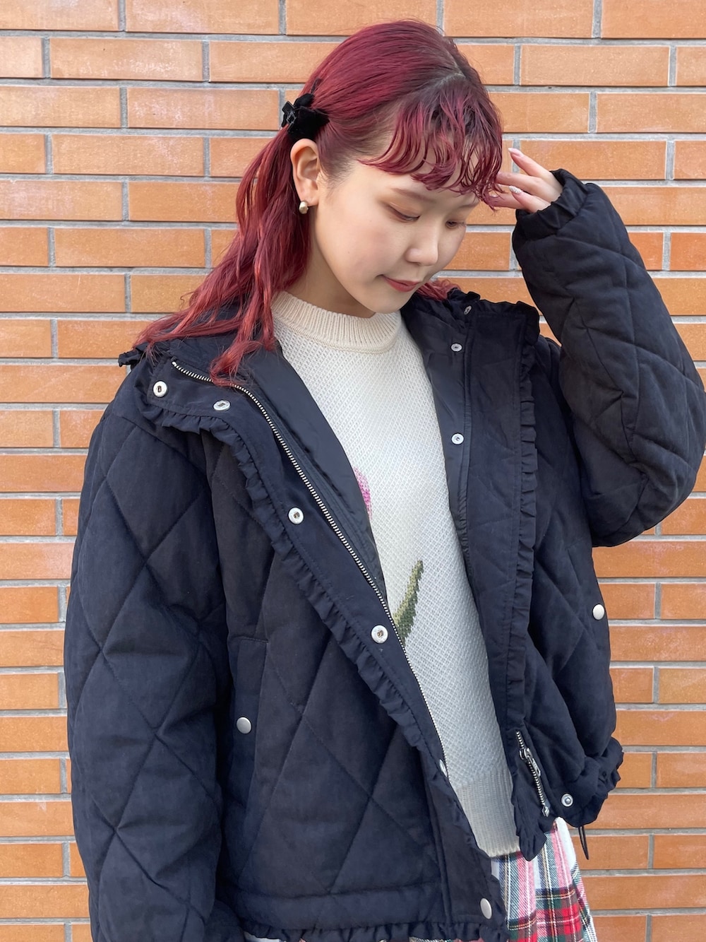 ホワイト系のスカート、ホワイト系のスニーカー、ブラック系のダウンジャケット/コートを着用したレディースの冬コーディネートの5枚目の写真