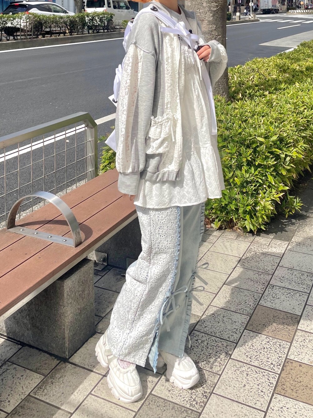 ホワイト系のキャミソール、グレー系のジャージ、ホワイト系のスニーカーを着用したレディースの春コーディネートの3枚目の写真