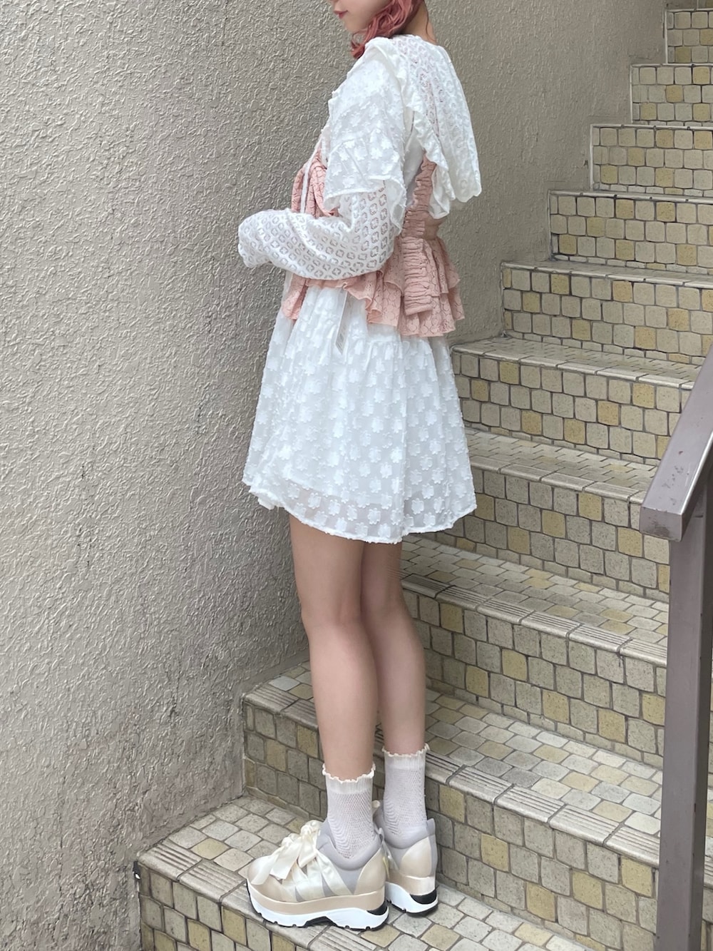 ホワイト系のワンピース、ピンク系のキャミソール、ホワイト系のTシャツ/カットソーを着用したレディースの夏コーディネートの2枚目の写真