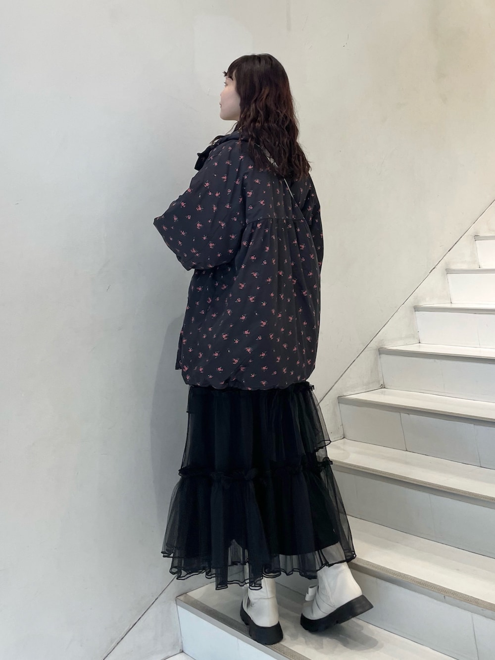 ブラック系のスカート、ホワイト系のシャツ/ブラウス、レッド系のニット/セーターを着用したレディースの冬コーディネートの3枚目の写真