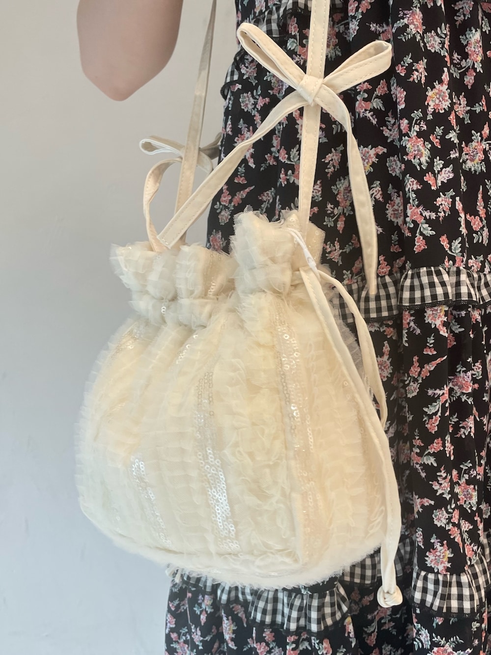 ブラック系のワンピース、ホワイト系のシャツ/ブラウス、ホワイト系のショルダーバッグを着用したレディースの夏コーディネートの8枚目の写真