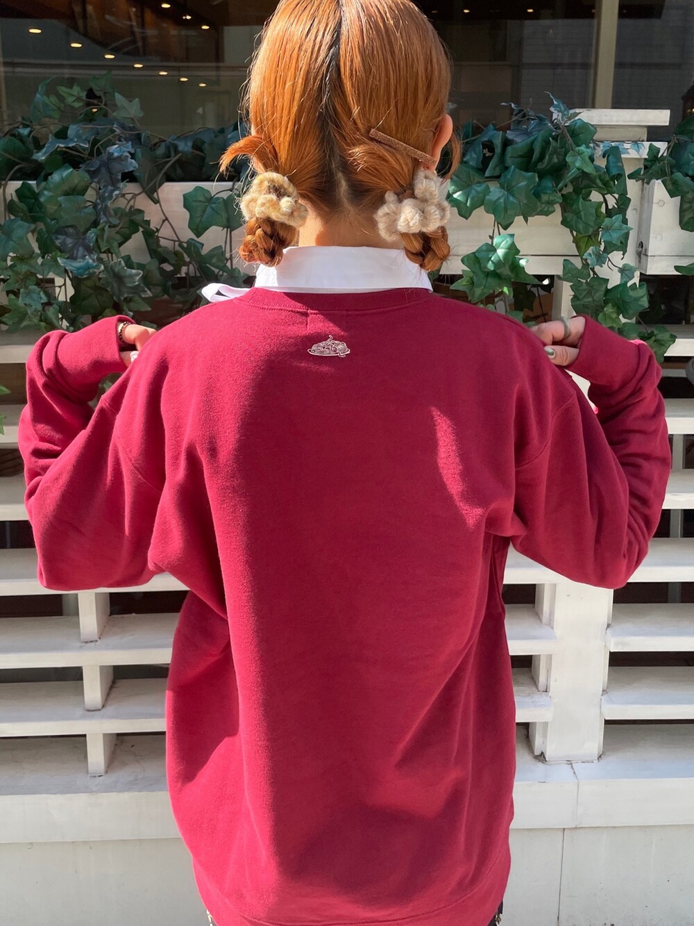 ホワイト系のシャツ/ブラウス、ブラック系のスカート、ブラック系のパンプスを着用したレディースの秋コーディネートの5枚目の写真