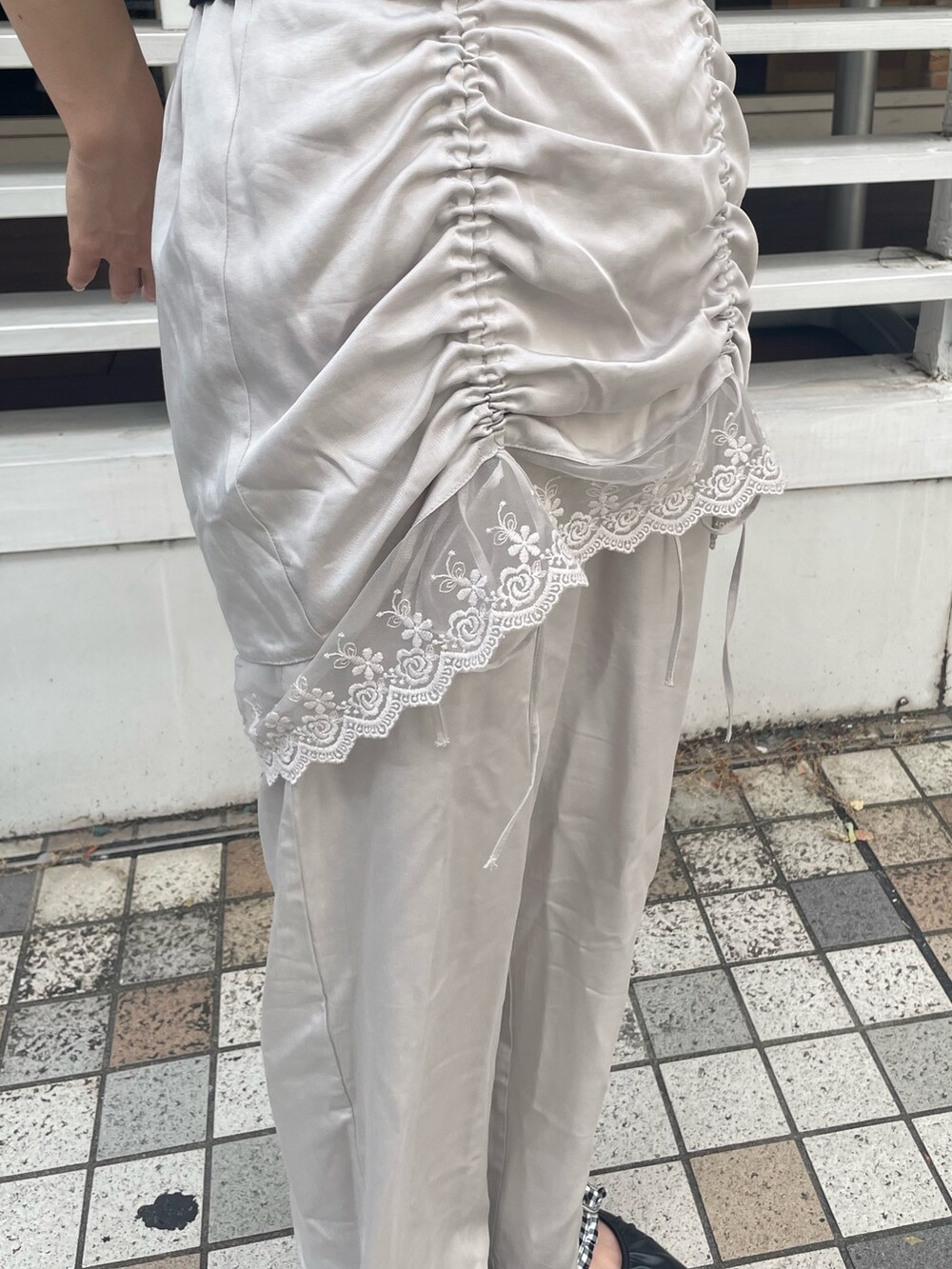 グレー系のスラックス、ブラック系のニット/セーター、ブラック系のバレエシューズを着用したレディースの夏コーディネートの6枚目の写真