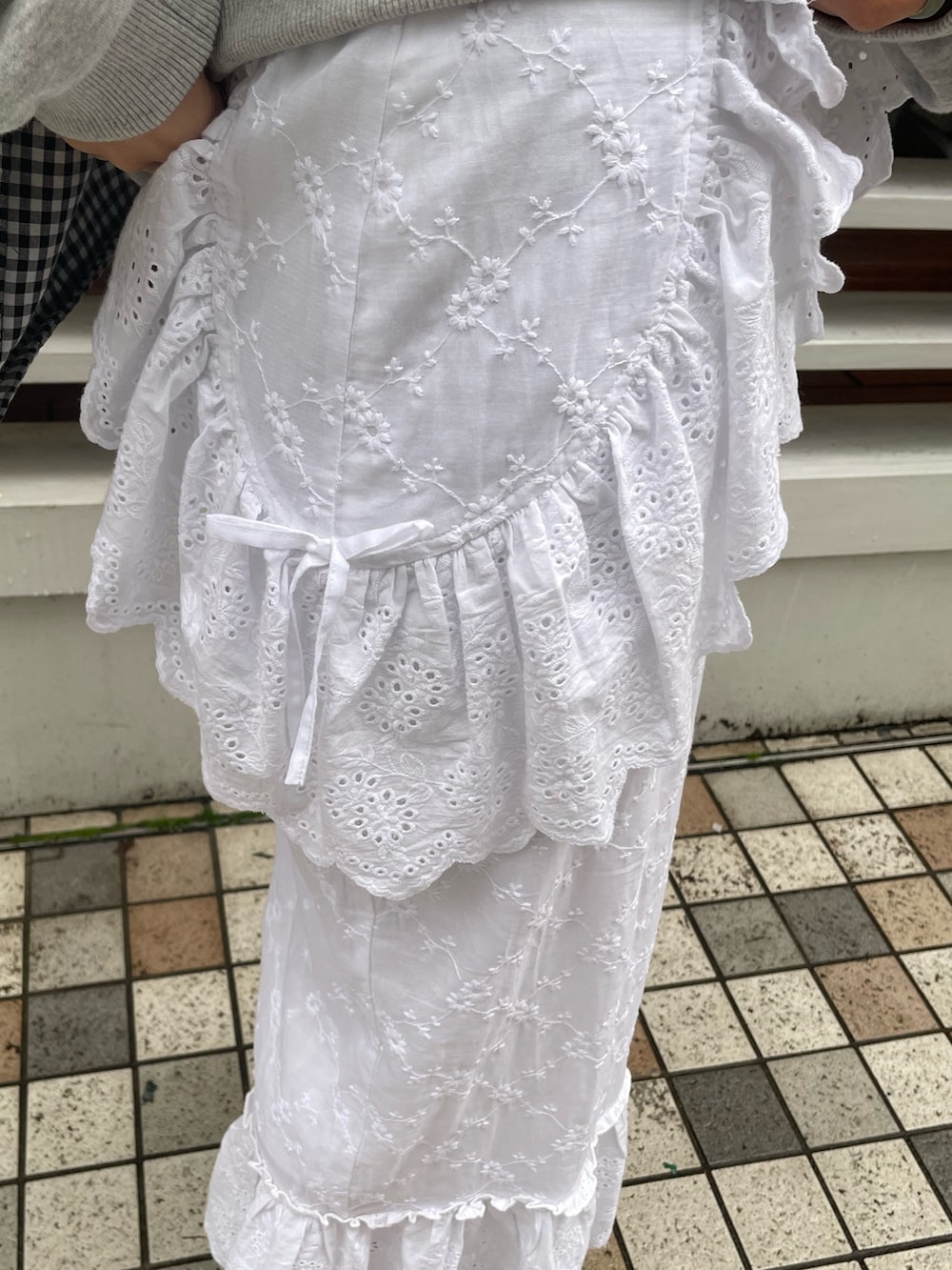 ブラック系のスニーカー、ブラック系のトートバッグ、グレー系のスウェットを着用したレディースの冬コーディネートの5枚目の写真