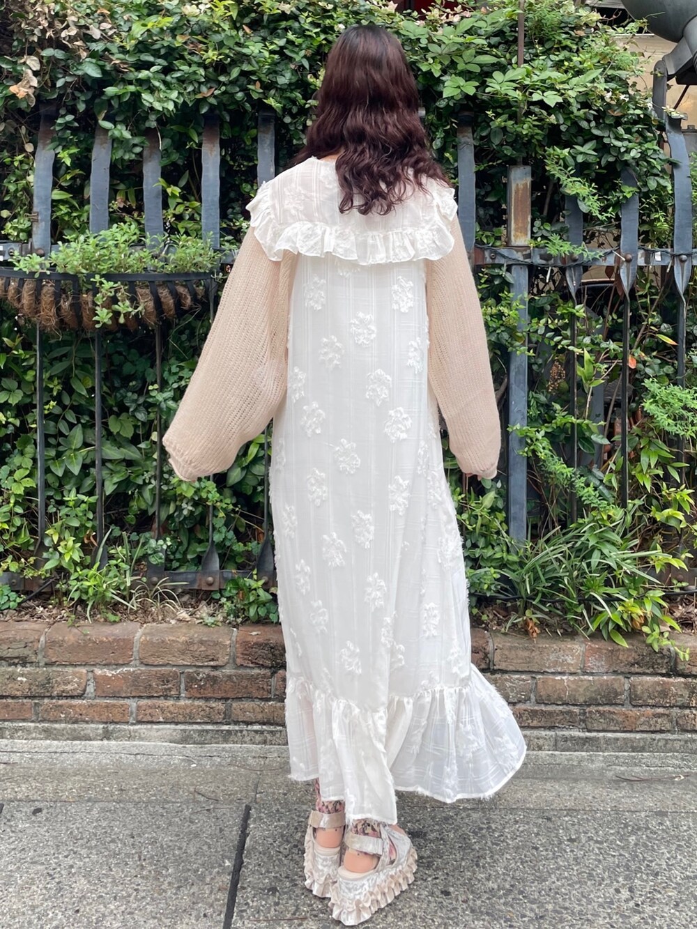 ホワイト系のサンダル、ベージュ系のカーディガン/ボレロ、ホワイト系のワンピースを着用したレディースの夏コーディネートの4枚目の写真