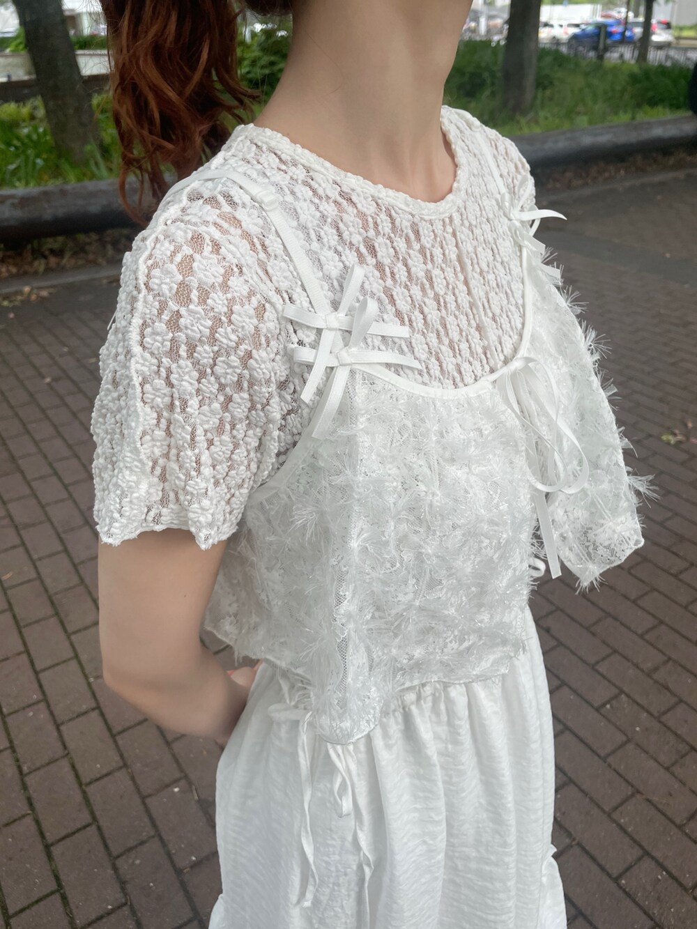 ホワイト系のワンピース、ホワイト系のキャミソール、ゴールド系のバレエシューズを着用したレディースの春コーディネートの6枚目の写真