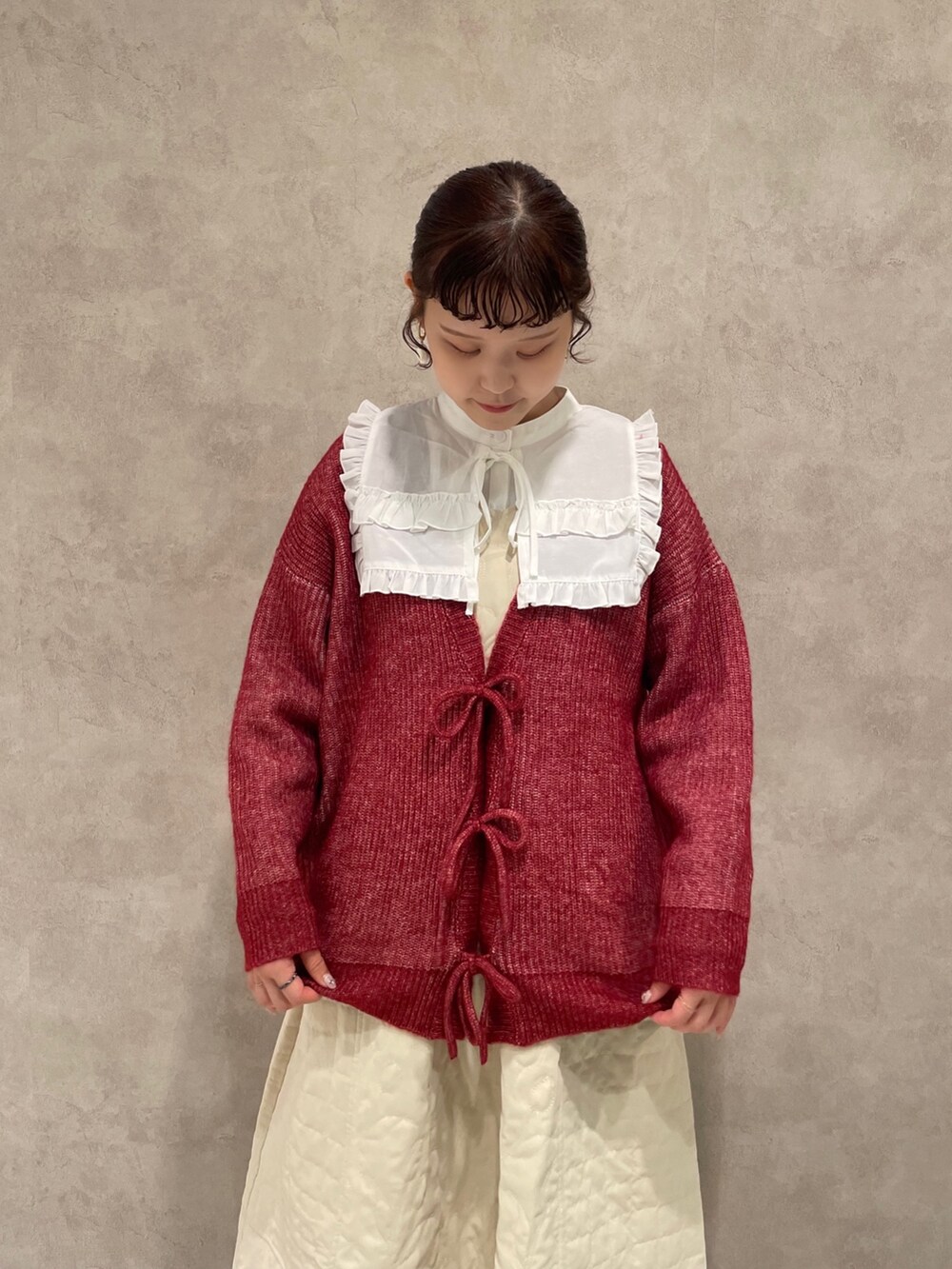 ホワイト系のシャツ/ブラウス、レッド系のカーディガン/ボレロ、ホワイト系のワンピースを着用したレディースの秋コーディネートの5枚目の写真