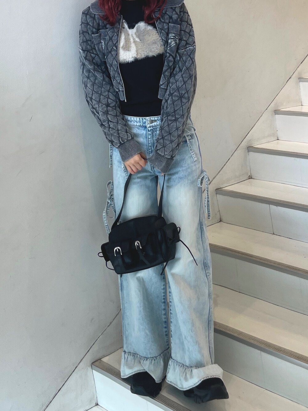 ブラック系のショルダーバッグ、グレー系のカーディガン/ボレロ、ブラック系のニット/セーターを着用したレディースの秋コーディネートの2枚目の写真